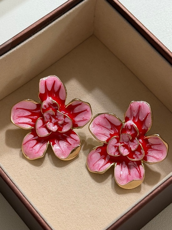 Jewelry - Golden Pink Oil Dripping Flower Ruffle Stud Statement Earrings.
